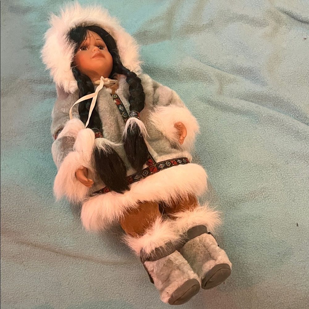 VintageHERITAGE 17.5" DOLL INDIAN/ESKIMO BEAUTIFUL DOLL - INDIAN ARTS AND CRAFTS